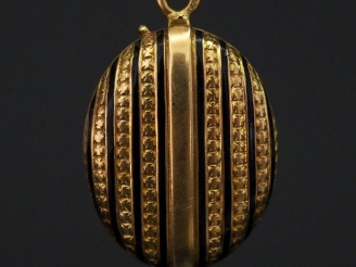 Vente aux enchères Pendentif porte-photos Napoléon III en or jaune et émail noir, à décor