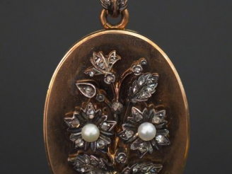 Vente aux enchères Pendentif porte-photo Napoléon III de forme ovale en or jaune, à décor