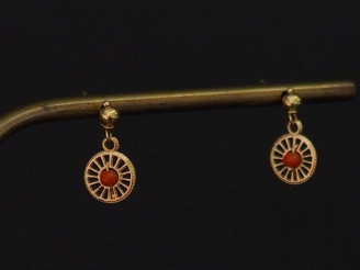 Vente aux enchères Paire de perce-oreilles en or jaune, à décor au centre d'un motif ajou