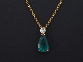 Vente aux enchères Pendentif et sa chaine en or jaune, maille forçat.  Le pendentif serti