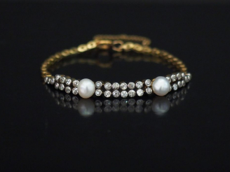 Vente aux enchères Bracelet articulé en or jaune, serti de trente-six diamants taillés en