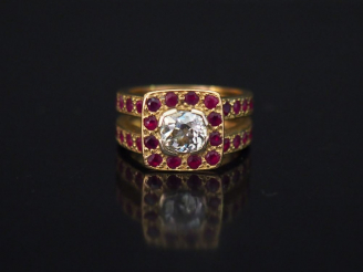 Vente aux enchères Bague en or jaune, sertie en son centre d’un diamant taille ancienne d