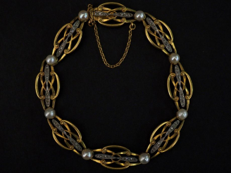 Vente aux enchères Bracelet articulé en or jaune, composé de maillons polylobés, ajourés,