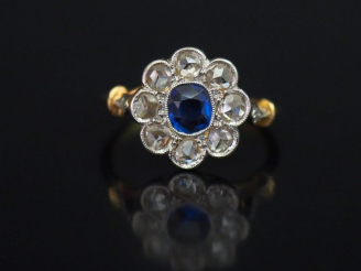 Vente aux enchères Bague de forme marguerite en or jaune, sertie en son centre d'un saphi
