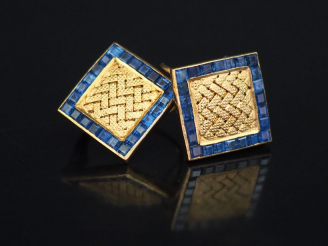 Vente aux enchères Paire de perces oreilles de forme carrée en or jaune et saphirs calibr