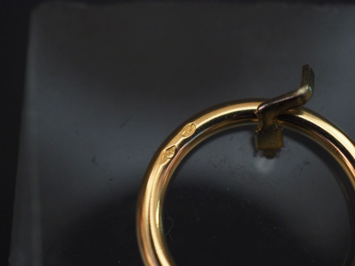 Pendentif en or jaune, à décor d'une perle grise en pendeloque. Poids 