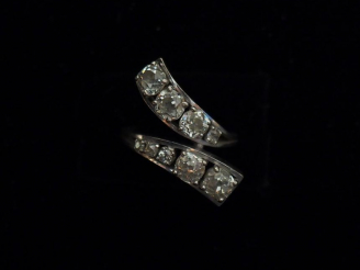 Vente aux enchères Bague moderne de forme stylisée en or blanc, sertie de deux lignes de 