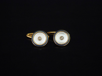 Vente aux enchères Paire de boutons de manchettes en or jaune, nacre et émail bleu nuit, 