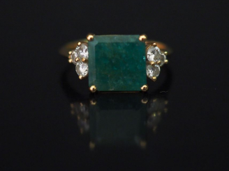 Vente aux enchères Bague en or jaune, sertie en son centre d'une émeraude épaulée de six 