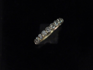 Vente aux enchères Demi alliance américaine en or blanc, sertie de treize diamants.  Poid
