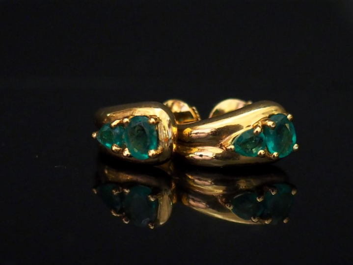 Paire de perce-oreilles en or jaune, sertis de deux émeraudes dont une