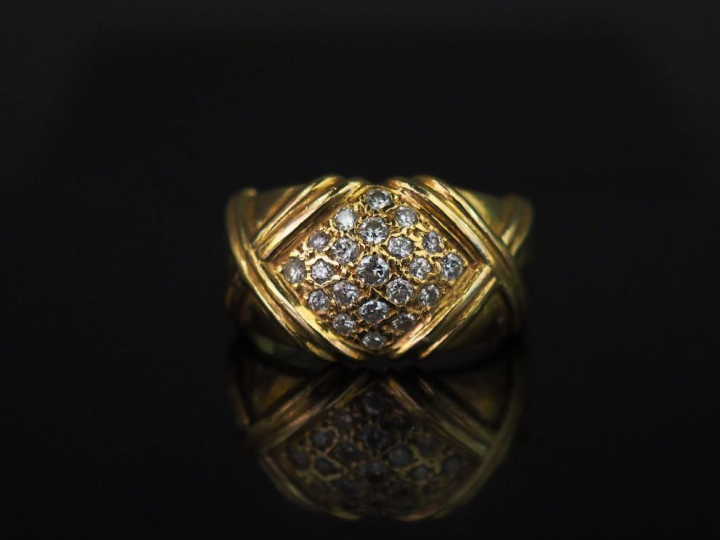 	Bague dôme en or jaune, à décor de croisillons et sertie d’un pavage 