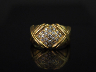 Vente aux enchères 	Bague dôme en or jaune, à décor de croisillons et sertie d’un pavage 