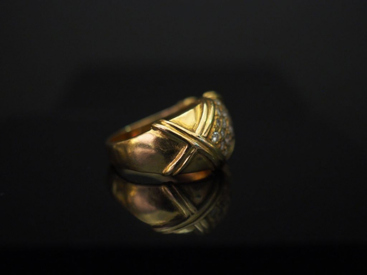 	Bague dôme en or jaune, à décor de croisillons et sertie d’un pavage 