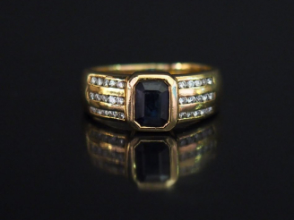 Vente aux enchères Bague jonc en or jaune, sertie en son centre d'un saphir épaulé de six