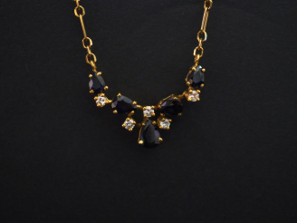 Vente aux enchères Collier souple en or jaune, maille figaro, à décor d'un motif central 