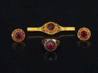 Vente aux enchères Parure en or jaune et pierres rouges, à décor filigrané. Comprenant : 
