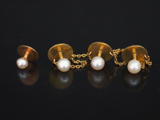 Vente aux enchères Ensemble comprenant :  - trois boutons de col et leur chaine en or jau