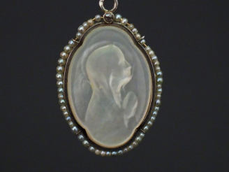 Vente aux enchères Médaille religieuse en or blanc, nacre et perles, figurant la Sainte V