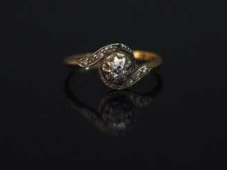 Vente aux enchères Bague tourbillon en or jaune, sertie en son centre d’un diamant taillé