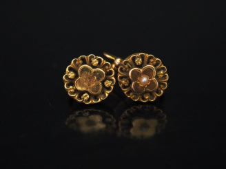Vente aux enchères 	Paire de perces oreilles Napoléon III en or jaune et perle, à décor a