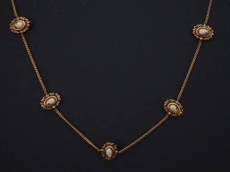 Vente aux enchères Collier souple en or jaune, à décor de cinq maillons ovales sertis de 