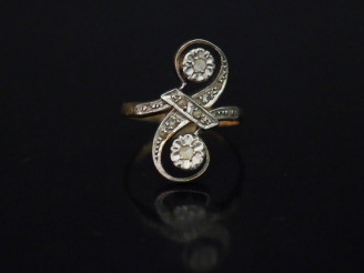 Vente aux enchères 	Bague dite « Toi   Moi » en or jaune, sertie de petits éclats de diam