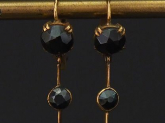 Vente aux enchères 	Paire de perce-oreilles en or jaune, sertis de trois pierres noires f