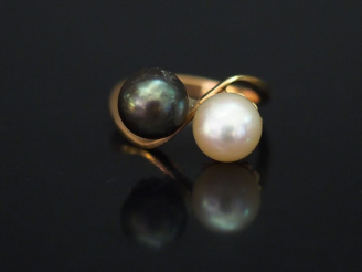 Vente aux enchères 	Bague dite « Toi   Moi » en or jaune, sertie d’une perle blanche et d