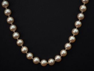 Vente aux enchères Collier de perles blanches. Fermoir en or jaune. Long. 46 cm Poids tel