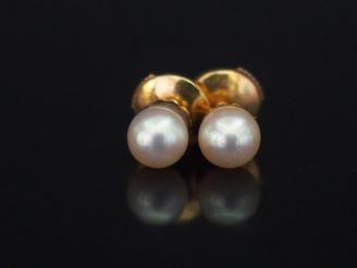 Vente aux enchères Paire de puces d'oreilles en or jaune, serties d'une perle blanche.  F