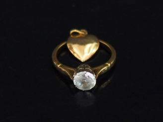Vente aux enchères Ensemble comprenant :  - un petit pendentif en or jaune, en forme de c
