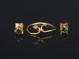 Vente aux enchères Ensemble comprenant :  - une paire de puces d'oreilles en or jaune, se
