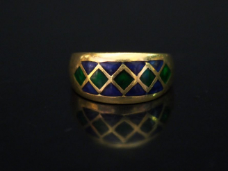Vente aux enchères 	Bague jonc en or jaune et émail bleu et vert, à décor de motifs géomé