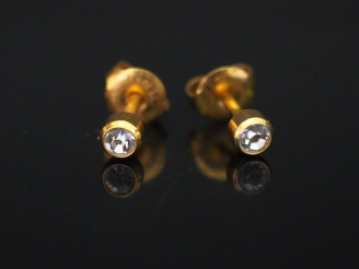 Vente aux enchères Paire de puces d’oreilles en or jaune, serties en leur centre d’une pi