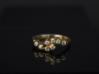 Vente aux enchères Bague de forme mouvementée en or jaune 14k, sertie de huit petits diam