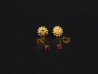 Vente aux enchères Ensemble comprenant :  - une paire de perce-oreilles en or jaune, en f