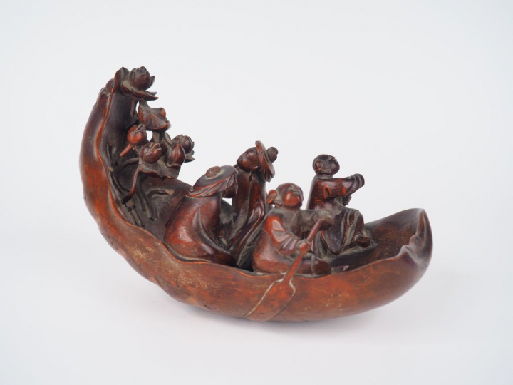 Bambou sculpté prenant la forme d'une embarcation sur laquelle se trou