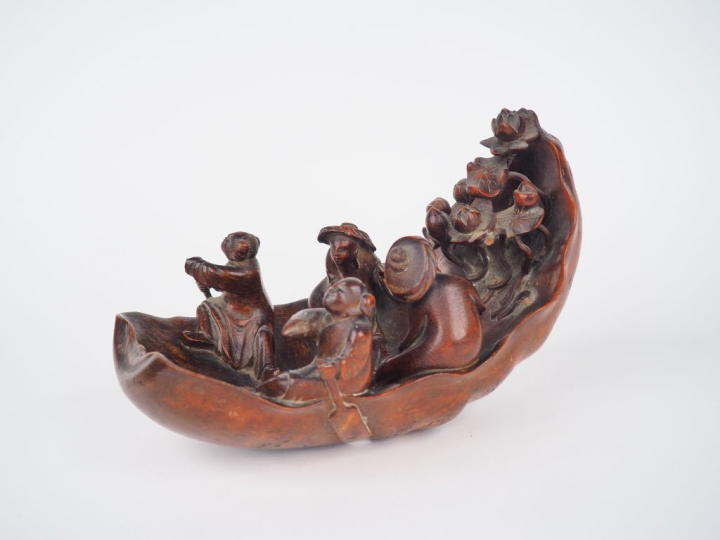 Bambou sculpté prenant la forme d'une embarcation sur laquelle se trou
