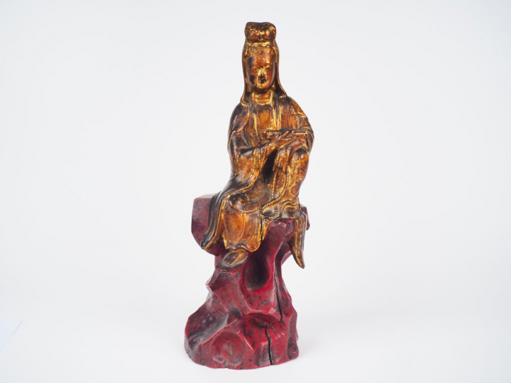 Statuette en bois laqué et doré représentant Guanyin assise sur un roc