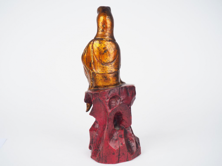 Statuette en bois laqué et doré représentant Guanyin assise sur un roc