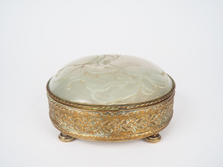 Boite ou écrin en cuivre finement ciselé orné d'une plaque en jade cél