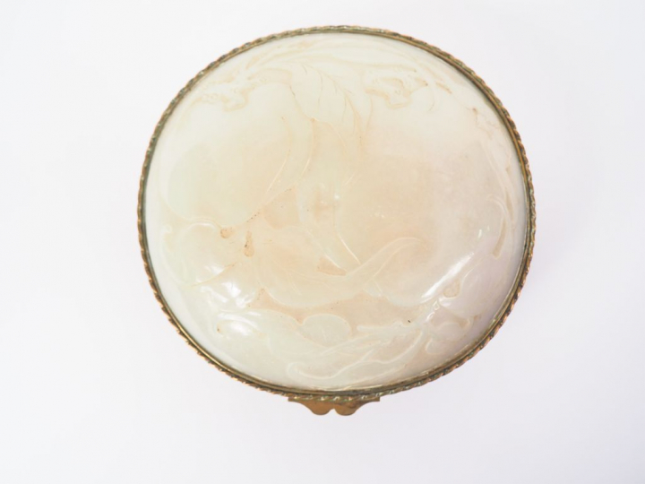 Boite ou écrin en cuivre finement ciselé orné d'une plaque en jade cél