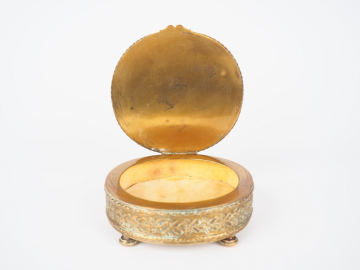 Boite ou écrin en cuivre finement ciselé orné d'une plaque en jade cél