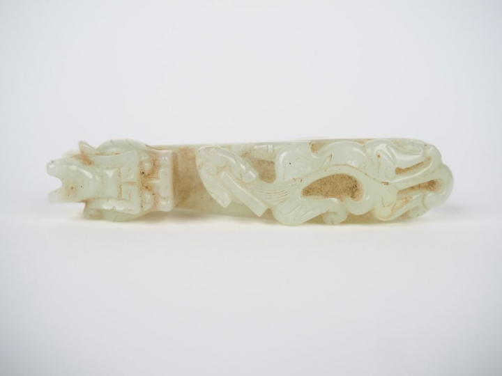 Fibule en jade céladon, décor de double dragons.  Chine, période Jiaqi