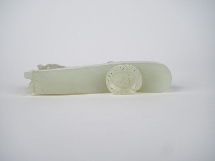 Fibule en jade céladon, décor de double dragons.  Chine, période Jiaqi