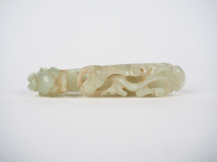 Fibule en jade céladon, décor de double dragons.  Chine, période Jiaqi
