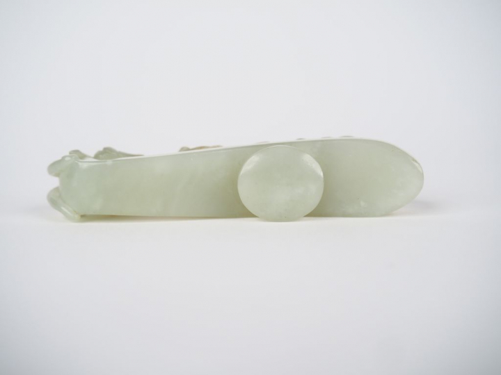 Fibule en jade céladon, décor de double dragons.  Chine, période Jiaqi