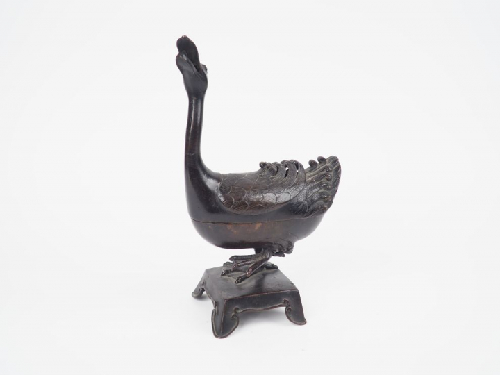 Brule parfum en bronze à patine brune en forme de canard.  Chine XVIII