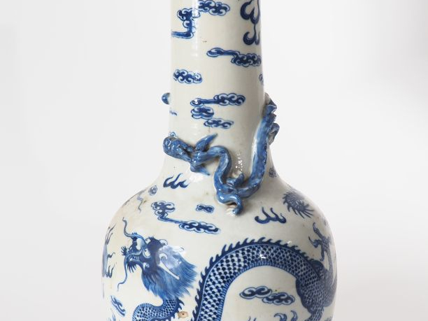 Vase bouteille pansu à long col en porcelaine blanche décor bleu sous 